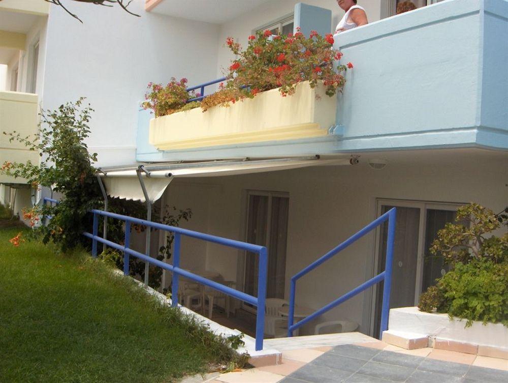 Irinna Aparthotel 3*