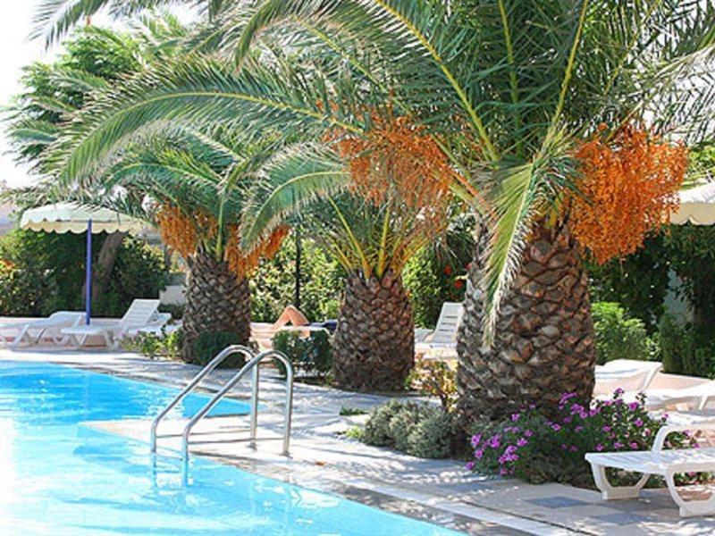 Irinna Aparthotel 3*