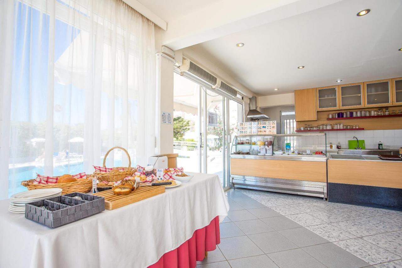 Irinna Aparthotel 3*