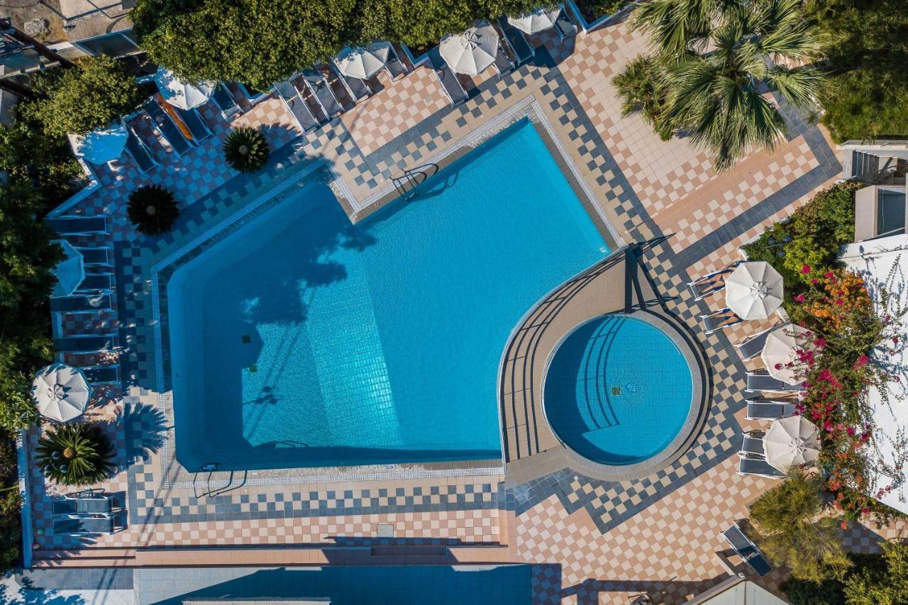 Irinna Aparthotel 3*